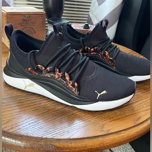 Women’s Size 9 Puma Sneakers w/ Memory Foam